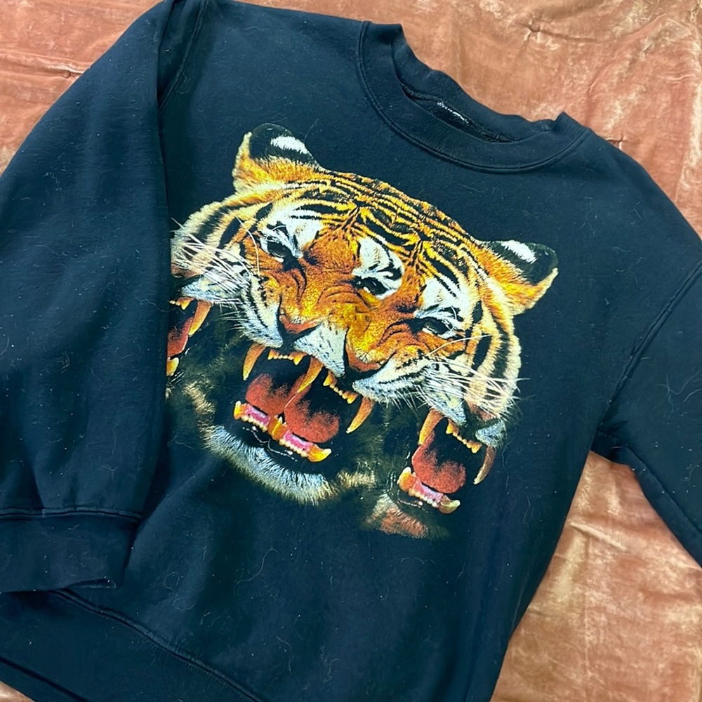 Black tiger crew neck sweatshirt